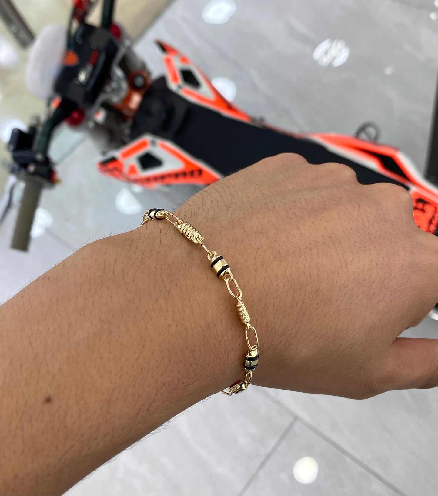 Pulsera rústica color oro amarillo