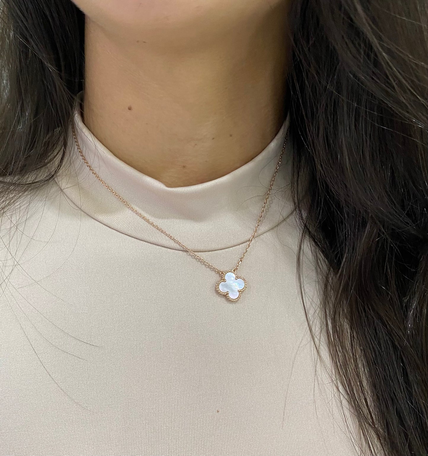 Cadena Van cleef oro rosa con blanco nácar