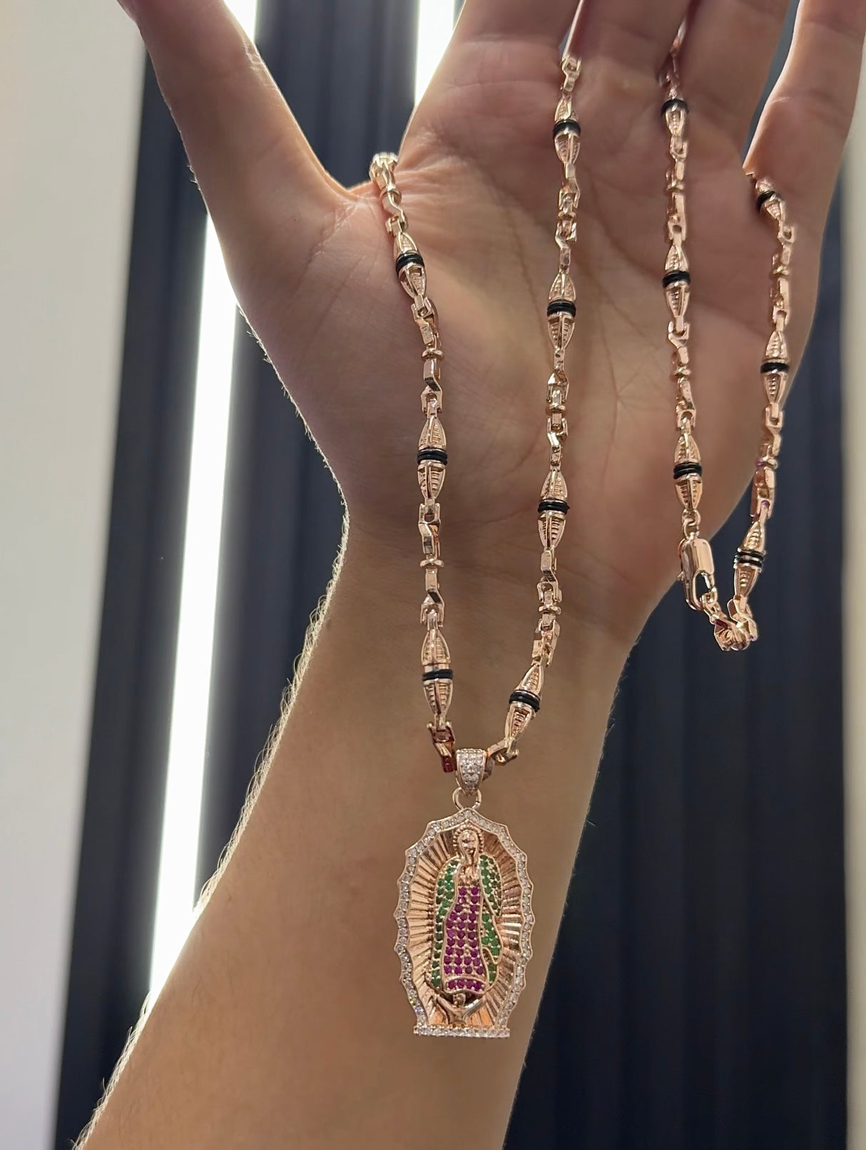 Cadena Dubai rosa con dije
