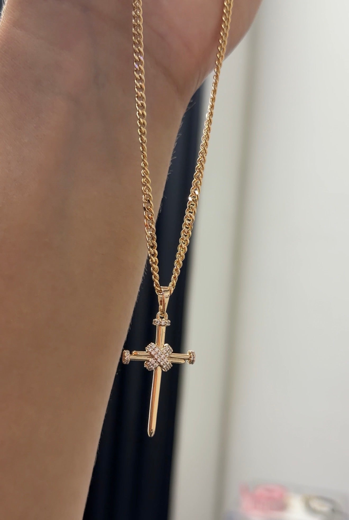 Cubana diamantada con dije cruz cristal