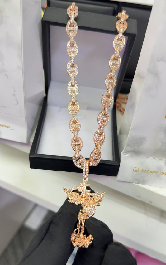 Cadena Gucci con cristales y dije